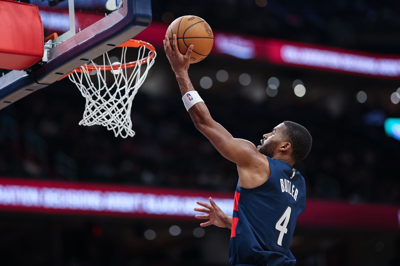 Phoenix Suns v Washington Wizards